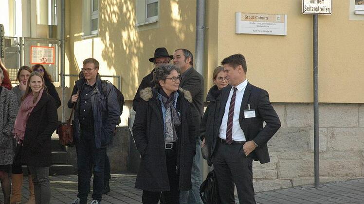 Die Referentin des Bundesministeriums des Inneren, Jutta Dahmen, und Christian Meyer (im Vordergrund rechts), Geschäftsführer der Wohnbau Coburg, standen im intensiven Austausch.  Foto: Edwin Meißinger