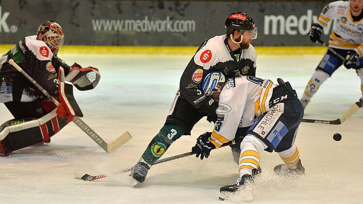 Richard Stütz (li.) und der Höchstader EC stemmten sich gestern Abend gegen den SC Riessersee erfolglos gegen die zehnte Niederlage in Serie.  Foto: Picturedreams
