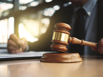 Mann nach Dreifachmord zu lebenslanger Haft verurteilt Mann nach Dreifachmord zu lebenslanger Haft verurteilt