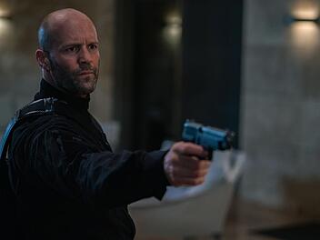 Fortune, Orson Fortune: Jason Statham spielt in der Actionkomödie "Operation Fortune" einen Agenten, der es zumindest im Nahkampf locker mit James Bond aufnehmen könnte.