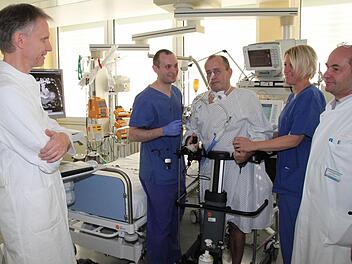 Die ärztliche Visite mit Chefarzt Bernd Seese (rechts) und Oberarzt Jan Koch begleiten bei beatmeten Patienten auch Atmungstherapeuten wie Petra Will und Patrick Hartmann. Gemeinsam beurteilen sie die Fortschritte ihrer Patienten und besprechen die weiteren Therapien. Foto: Heike Beudert