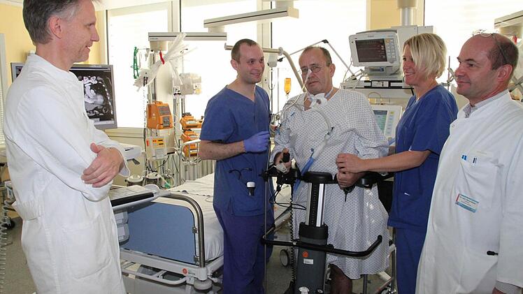 Die ärztliche Visite mit Chefarzt Bernd Seese (rechts) und Oberarzt Jan Koch begleiten bei beatmeten Patienten auch Atmungstherapeuten wie Petra Will und Patrick Hartmann. Gemeinsam beurteilen sie die Fortschritte ihrer Patienten und besprechen die weiteren Therapien. Foto: Heike Beudert