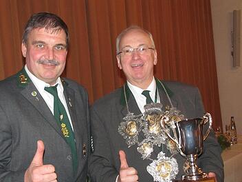 Schützenkönig Rainer Reißenweber gewann auch den Königspokal der Schützengesellschaft Coburg. Erster Schützenmeister Stefan Stahl findet das auch gut. Foto: Martin Koch