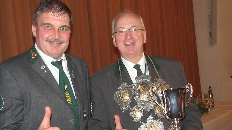 Schützenkönig Rainer Reißenweber gewann auch den Königspokal der Schützengesellschaft Coburg. Erster Schützenmeister Stefan Stahl findet das auch gut. Foto: Martin Koch
