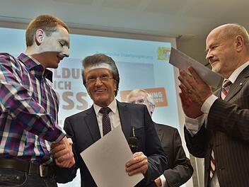 Daniel Fietzek (links) ist Deutschlands bester Holzmechaniker, dafür erhielt er eine Urkunde und einen Geldpreis. Es gratulierten IHK-Präsident Friedrich Herdan und MdL Jürgen W. Heike (rechts).Foto: Gabi Arnold