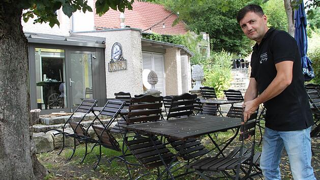 Armin Kull (Bild) und sein Bruder Gunnar stehen in den Startlöchern. Am heutigen Samstag eröffnen sie den "Schlössla"-Biergarten. Fotos: Alexander Hartmann