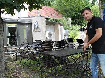Armin Kull (Bild) und sein Bruder Gunnar stehen in den Startlöchern. Am heutigen Samstag eröffnen sie den "Schlössla"-Biergarten. Fotos: Alexander Hartmann