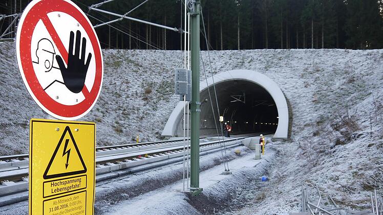 Unter Strom: Auf der ICE-Neubaustrecke sind ständig Testfahrzeuge und Bautransporte unterwegs. Foto: Berthold Köhler