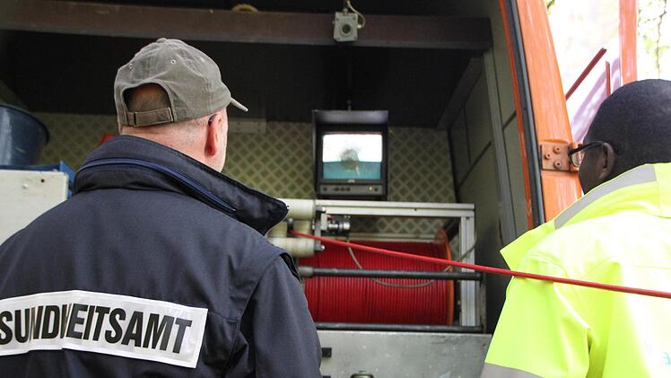 Gespannt beobachten die Fachleute vom Gesundheitsamt und vom Wasserwirtschaftsamt, in welchem Zustand die Quelle ist. Foto: Ulrike Müller
