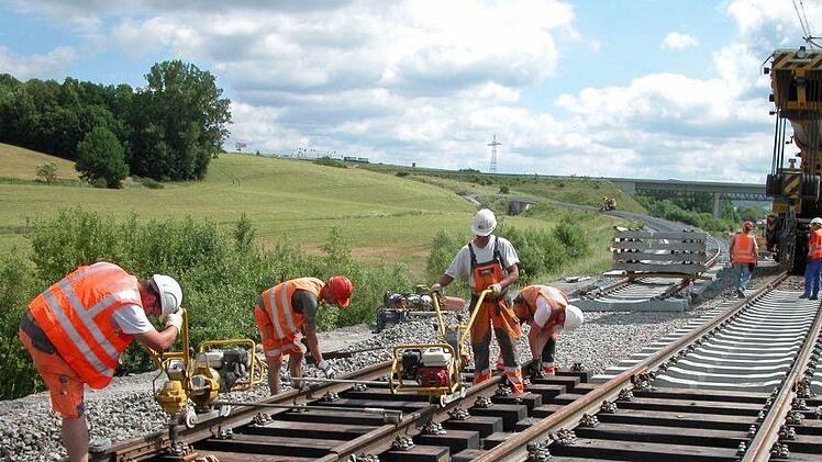 Arbeiter bereiten den Weicheneinbau  für die "Nordkurve Coburg" vor.