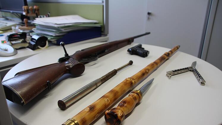 19 Waffen sind zur Halbzeit der aktuellen Waffenamnesie im Landratsamt Forchheim abgegeben worden. Foto: Franziska Rieger