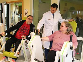 Chefarzt Dr. Klaus Herrmann leitet die Patienten Annegret Hohenfeld  und  Lutz Hähnel an. Ralf Ruppert