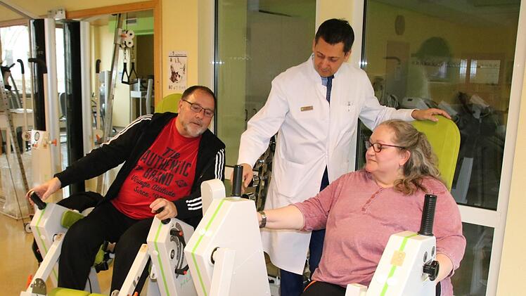 Chefarzt Dr. Klaus Herrmann leitet die Patienten Annegret Hohenfeld  und  Lutz Hähnel an. Ralf Ruppert