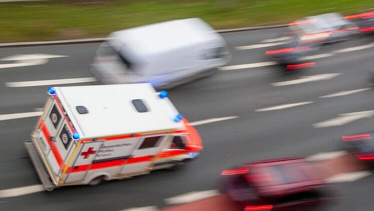 Am Freitagmorgen stieß ein Pkw auf der B286 mit einem Lkw zusammen. Durch den Unfall wurde die Pkw-Fahrerin tödlich verletzt. Die Fahrbahn musste für mehrere Stunden gesperrt werden. Symbolfoto:NEWS5 / Grundmann