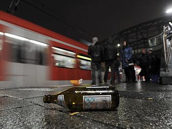 Im Nürnberger Hauptbahnhof kommt es immer wieder zu Pöbeleien und Schlägereien. In nicht wenigen Fällen sind Menschen dabei betrunken. Die Stadt hat bereits darauf reagiert, die Deutsche Bahn zieht nun nach.  Symbolbild: Tobias Hase/dpa