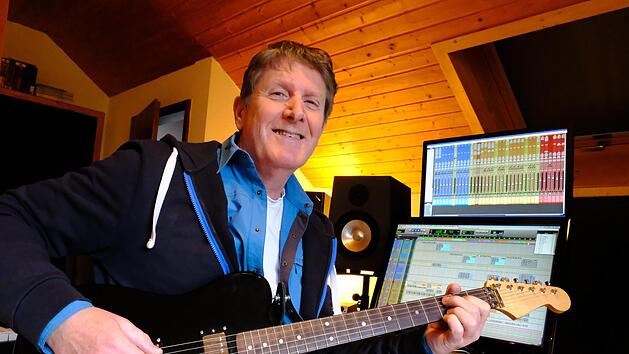 Gitarrensound f&uuml;r den Weihnachts-Hit: Gerald Meyer ist Musiker und Komponist. Der geb&uuml;rtige Ostfriese lebt seit einigen Jahren in Oberelsbach. In seinem Tonstudio arbeitet er f&uuml;r Auftraggeber aus ganz Deutschland. Nun hat er einen Weihnachtssong eingespielt. Gerhard Fischer