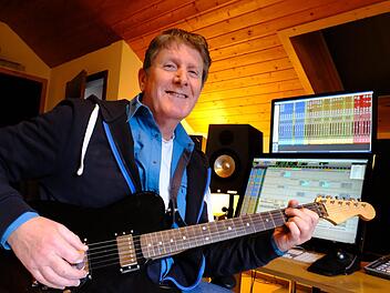 Gitarrensound f&uuml;r den Weihnachts-Hit: Gerald Meyer ist Musiker und Komponist. Der geb&uuml;rtige Ostfriese lebt seit einigen Jahren in Oberelsbach. In seinem Tonstudio arbeitet er f&uuml;r Auftraggeber aus ganz Deutschland. Nun hat er einen Weihnachtssong eingespielt. Gerhard Fischer