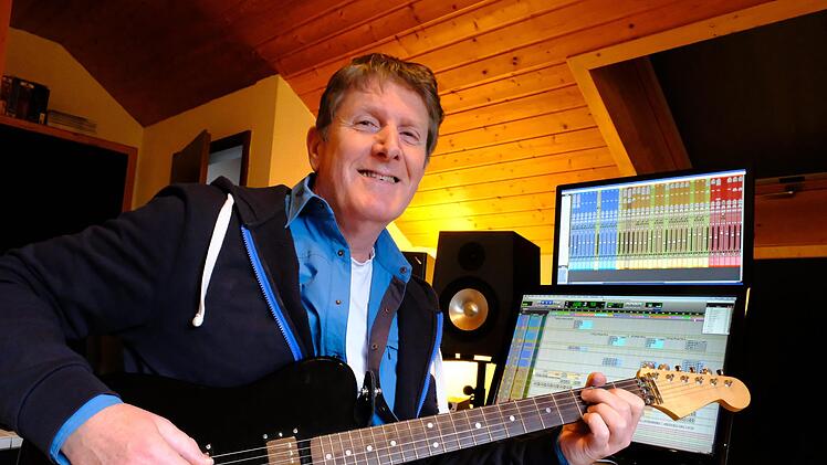 Gitarrensound f&uuml;r den Weihnachts-Hit: Gerald Meyer ist Musiker und Komponist. Der geb&uuml;rtige Ostfriese lebt seit einigen Jahren in Oberelsbach. In seinem Tonstudio arbeitet er f&uuml;r Auftraggeber aus ganz Deutschland. Nun hat er einen Weihnachtssong eingespielt. Gerhard Fischer