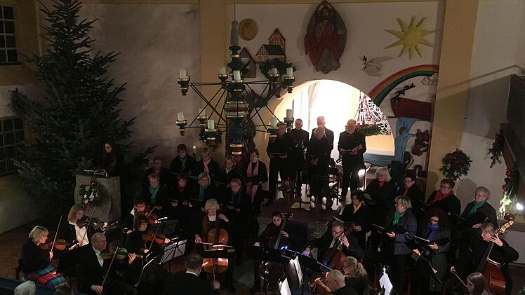 Die Sängervereinigun Bad Rodach und das Collegium musicum Hildburghausen unter der Gesamtleitung von Kirchenmusikdirektor Torsten Sterzik gestalteten ein Konzert in der Kirche St. Salvator in Untersiemau.Foto Jochen Berger