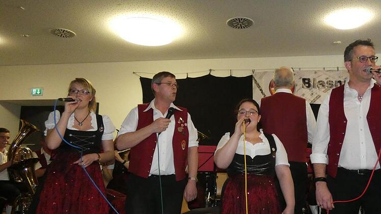 Viele Lieder unterstützten (von links) Julia Schneidawind, Elmar Schneidawind, Anna Bühler und Mathias Hoffmann mit ihrem Gesang.Christian Licha