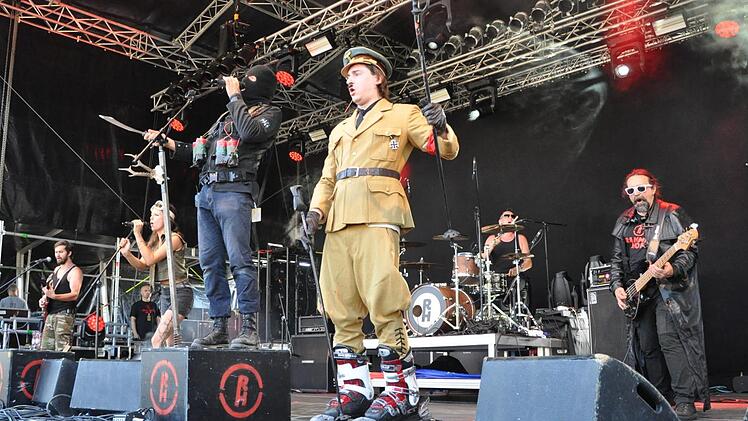 Rammelhof, eine österreichische Rock-'n'-Roll-Band aus Wien, siegten 2015 mit "Wladimir Put Put Putin" beim Protestsongcontest