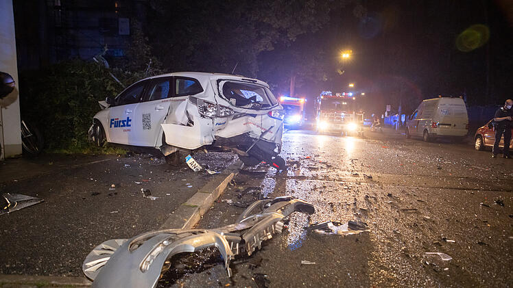 "Die Flammen waren drei bis vier Meter hoch": Autos brennen nach Unfall vollständig aus