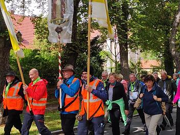 Otmar Lutz (links) war heuer nach zehn Jahren zum letzten Mal als Wallfahrtsführer der Retzbacher Wallfahrt dabei.