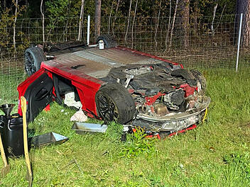 Sportwagen überschlägt sich bei Unfall auf A3 im Kreis Erlangen-Höchstadt