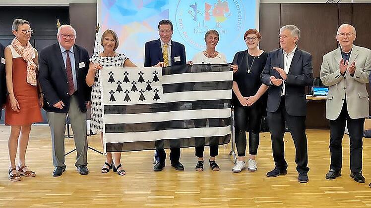 Der Baiersdorfer Partnerschaftsverein „Le Pont pour Pacé“ bekam eine bretonische Fahne zum Jubiläum geschenkt (v. l.): Andreas Galster (Altbürgermeister Baiersdorf), Gaëlle Guérin (Kulturbeauftragte Pacé) Paul Kerdraon (Altbürgermeister Pacé), Eli...