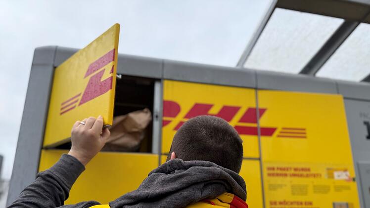 DHL-Paketbote an Packstation
