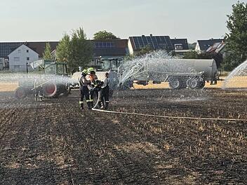 Brand nahe Erlangen bei Extremhitze: Feuerwehr erh&auml;lt unerwartete Hilfe
