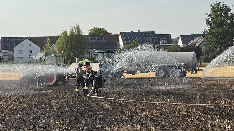 Stoppelfeldbrand zwischen H&auml;usling und Steudach - Feuerwehren und Landwirte verhindern Ausbreitung