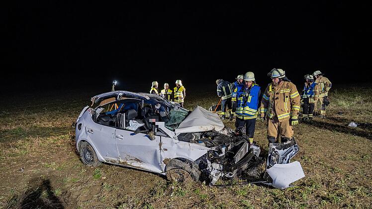 Auto kommt von Stra&szlig;e ab: Vier Verletzte im Kreis Lichtenfels