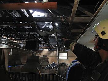 Kreisbrandinspektor Edwin Frey zeigt, wo es in der Scheune gebrannt hat. Foto: Heike Beudert