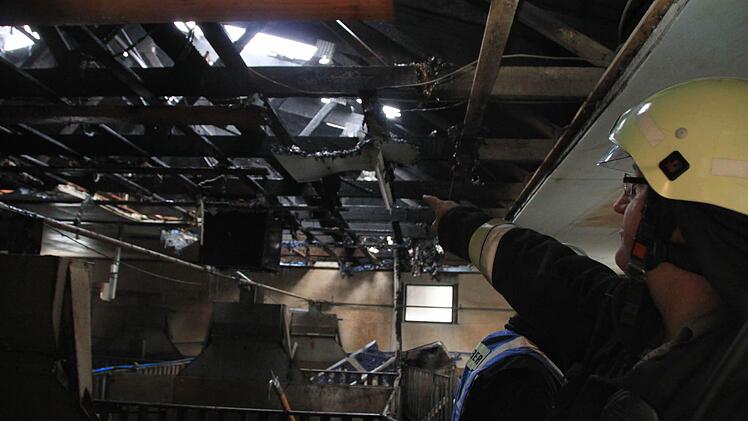 Kreisbrandinspektor Edwin Frey zeigt, wo es in der Scheune gebrannt hat. Foto: Heike Beudert