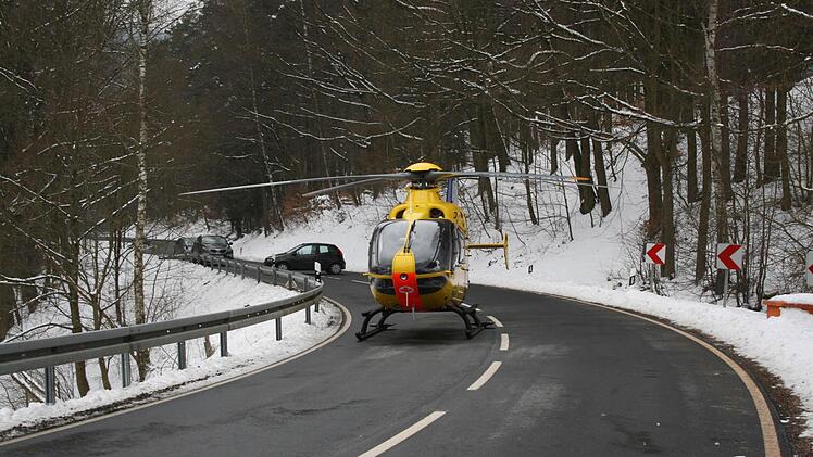 Der ADAC-Rettungshubschrauber wurde auf der steil abfallenden Straße "eingeparkt".