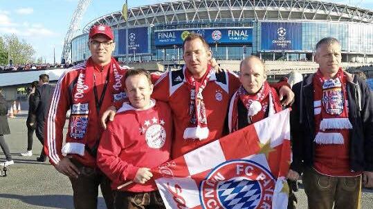 Von der Reise noch erschöpft stellen sich die Fans vor dem Stadion auf.