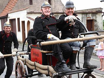 Die Kameraden waren in historischen Uniformen und mit einer Handspritze unterwegs. Fotos: Mathias Erlwein