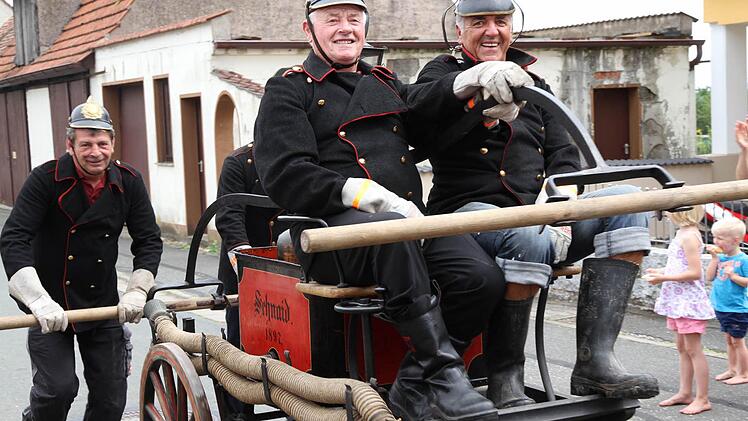 Die Kameraden waren in historischen Uniformen und mit einer Handspritze unterwegs. Fotos: Mathias Erlwein
