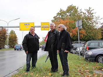 Der Stau vor der Eisenbahnbrücke soll bald der Vergangenheit angehören, Das wünschen sich Heinz Endres, Hans Schneider und Bernd Donath (von links) von den Freien Bürgern Forchheim (FBF). Foto: Josef Hofbauer