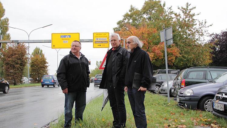 Der Stau vor der Eisenbahnbrücke soll bald der Vergangenheit angehören, Das wünschen sich Heinz Endres, Hans Schneider und Bernd Donath (von links) von den Freien Bürgern Forchheim (FBF). Foto: Josef Hofbauer