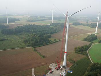Die nächste Windkraftanlage bei Neudorf ist gebaut. Über weitere Anlagen wird noch verhandelt.  Foto: Naturstrom