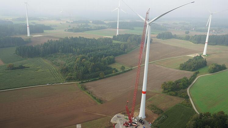 Die nächste Windkraftanlage bei Neudorf ist gebaut. Über weitere Anlagen wird noch verhandelt.  Foto: Naturstrom