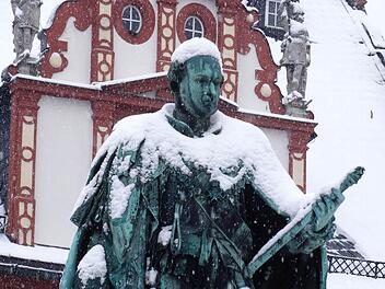 Verschneit: Albert-Denkmal auf dem Coburger Marktplatz.Foto: Jochen Berger