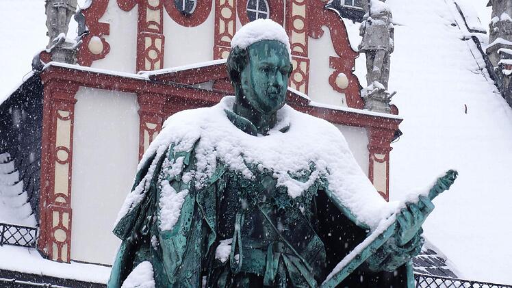 Verschneit: Albert-Denkmal auf dem Coburger Marktplatz.Foto: Jochen Berger