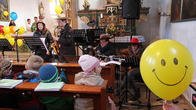 Die Band Masada spielt in der Kirche.