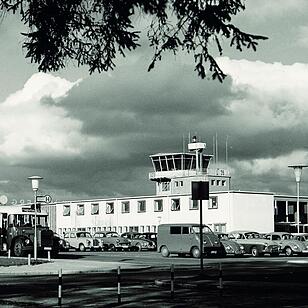Haltestelle des Flughafenbusses  vor dem Abfertigungsgebäude um 1958.