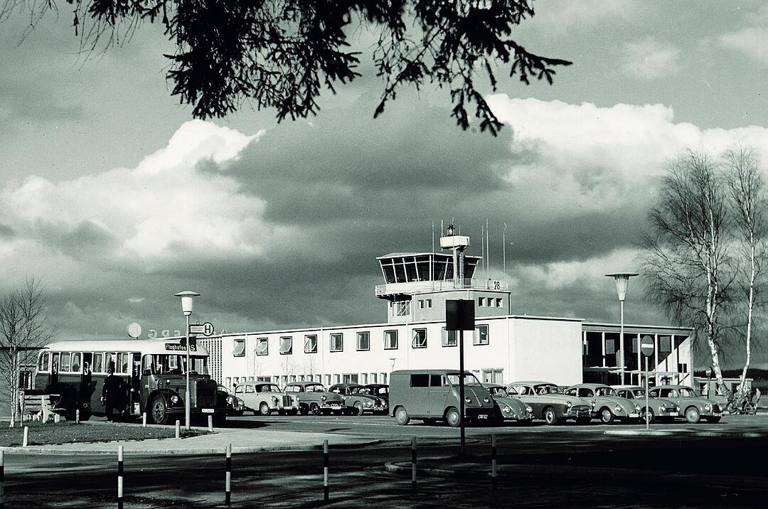 Haltestelle des Flughafenbusses  vor dem Abfertigungsgebäude um 1958.