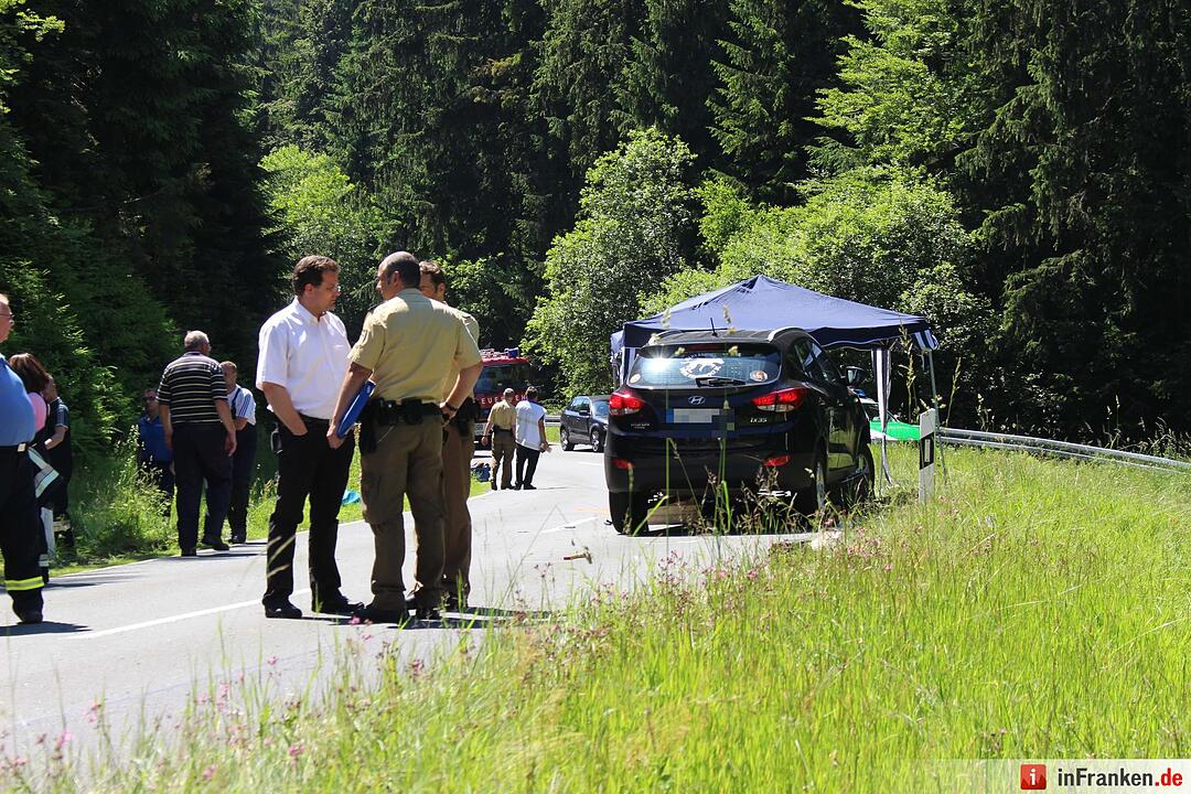 Motorradfahrer stuerzt und rutscht in Gegenverkehr - Biker verstirbt noch am Unfallort