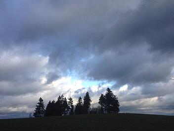 In der Nacht zum Sonntag sind in der Region kräftige Gewitter möglich. Symbolfoto: Peter Hänel